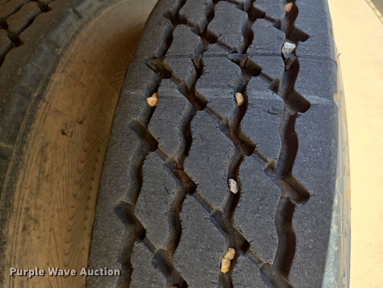 image for item EN8111 2001 GMC  C7500 winch truck