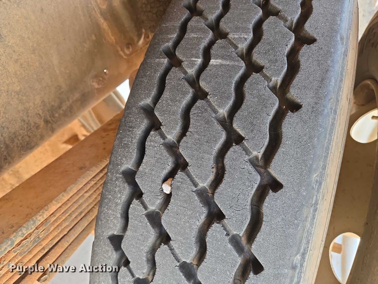 image for item EN8111 2001 GMC  C7500 winch truck