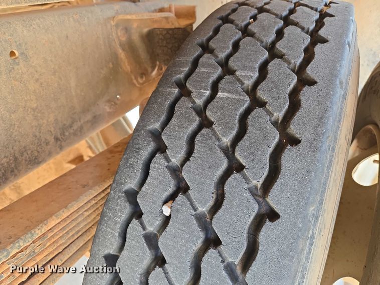 image for item EN8111 2001 GMC  C7500 winch truck