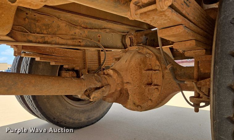 image for item EN8111 2001 GMC  C7500 winch truck