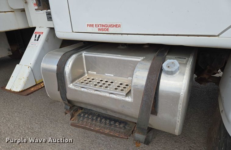 image for item EN8116 1998 International  4700 forestry bucket truck