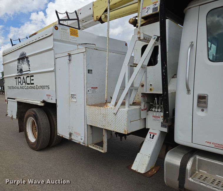 image for item EN8116 1998 International  4700 forestry bucket truck