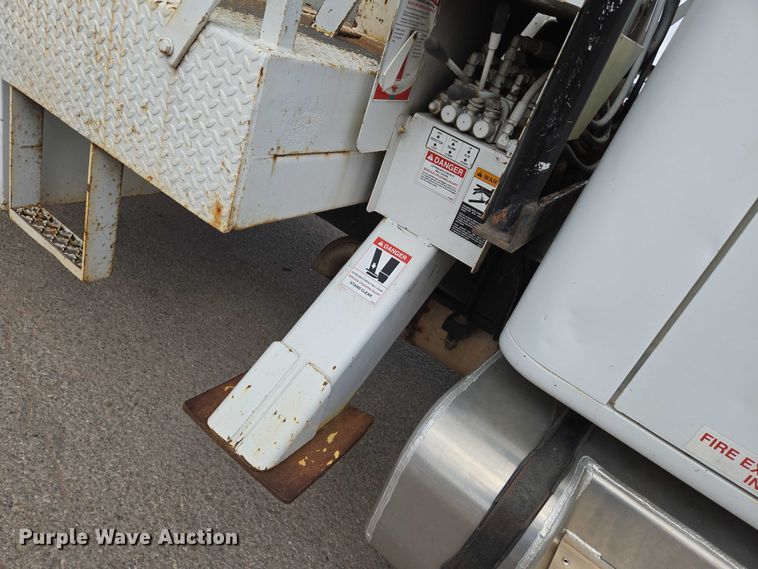 image for item EN8116 1998 International  4700 forestry bucket truck