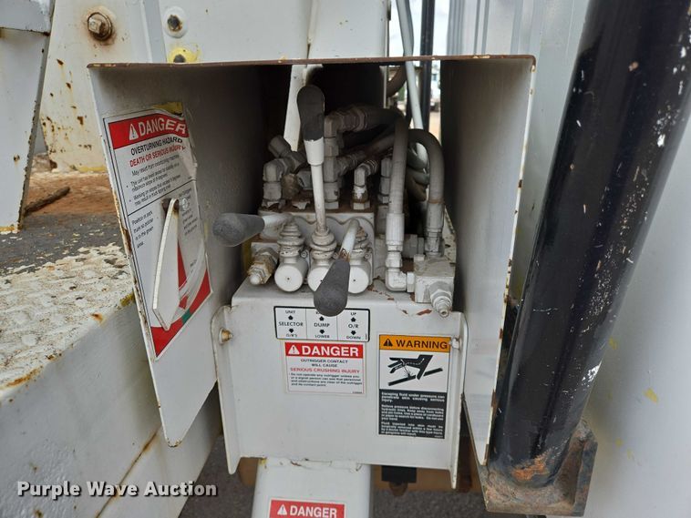 image for item EN8116 1998 International  4700 forestry bucket truck