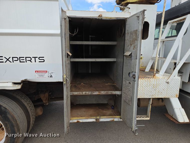 image for item EN8116 1998 International  4700 forestry bucket truck