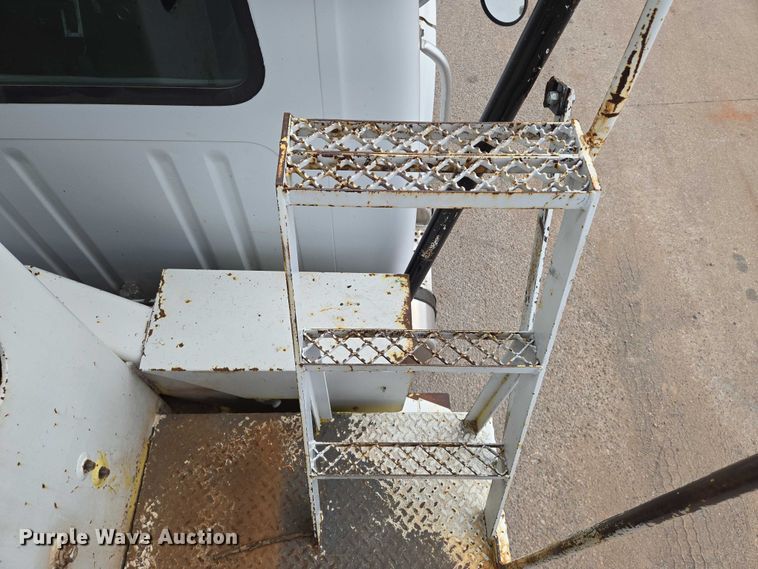 image for item EN8116 1998 International  4700 forestry bucket truck