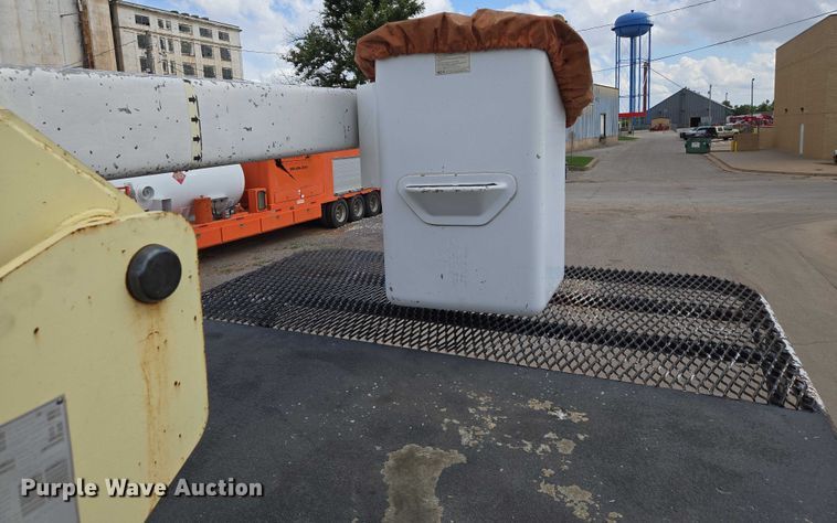 image for item EN8116 1998 International  4700 forestry bucket truck