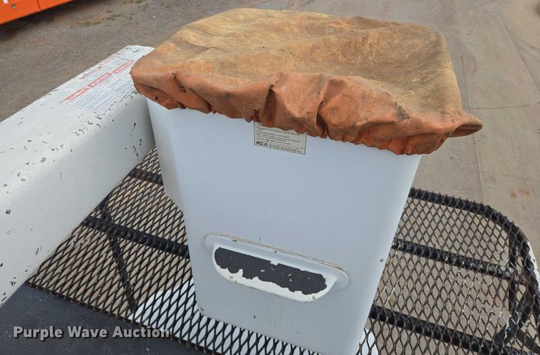 image for item EN8116 1998 International  4700 forestry bucket truck