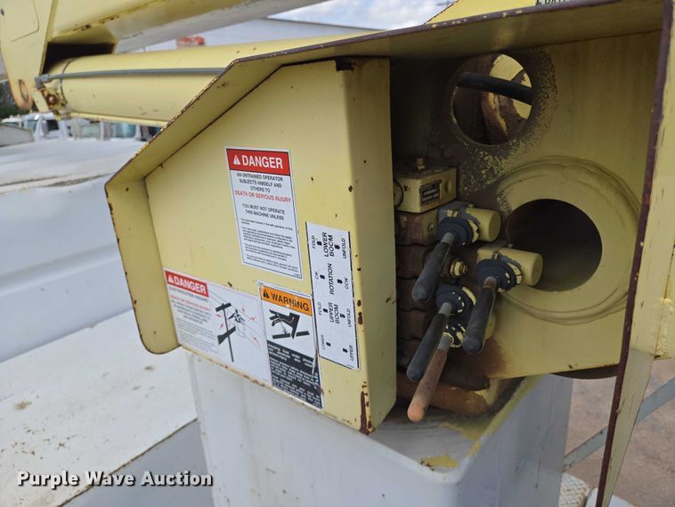 image for item EN8116 1998 International  4700 forestry bucket truck