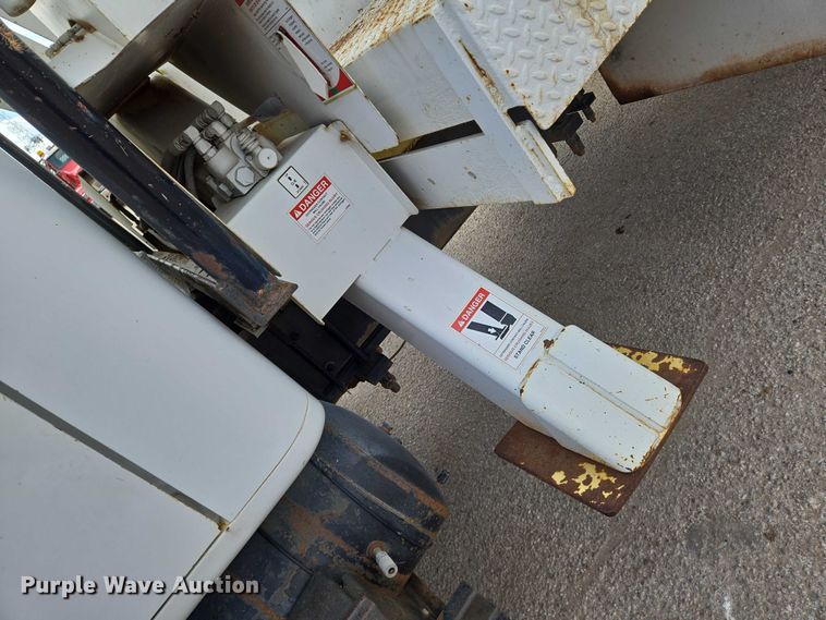 image for item EN8116 1998 International  4700 forestry bucket truck