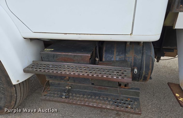 image for item EN8116 1998 International  4700 forestry bucket truck