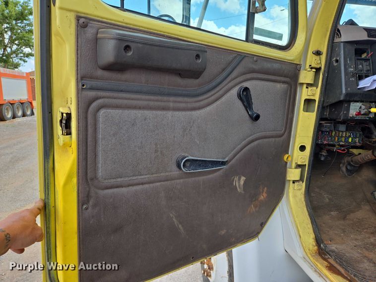 image for item EN8116 1998 International  4700 forestry bucket truck