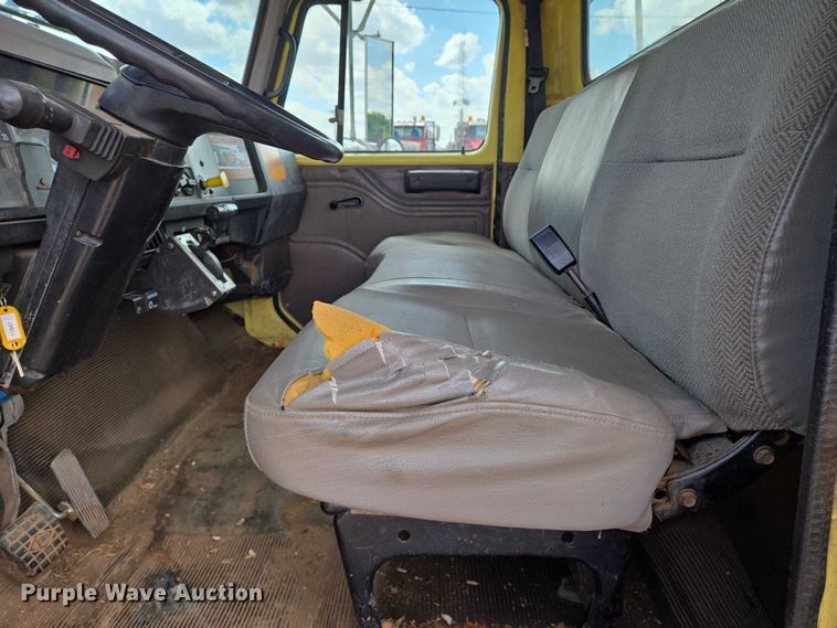 image for item EN8116 1998 International  4700 forestry bucket truck