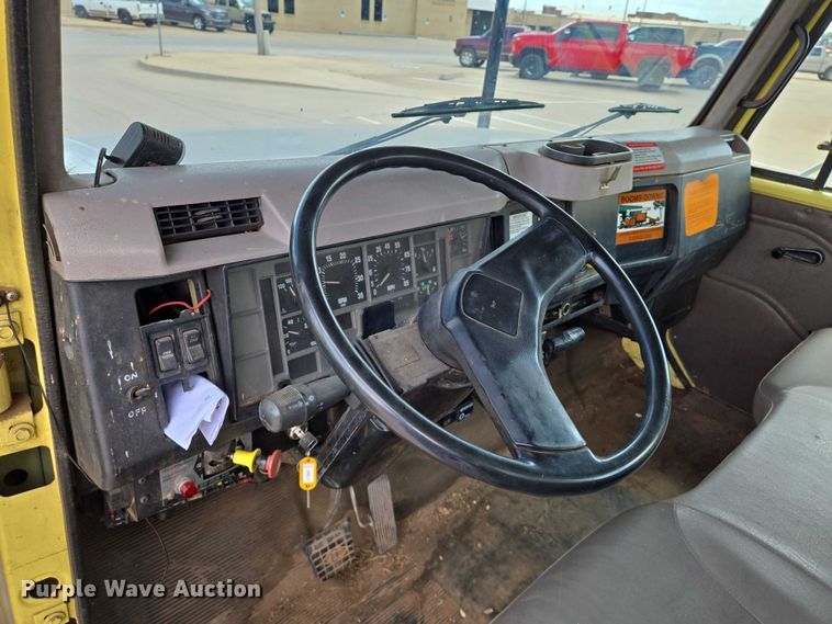 image for item EN8116 1998 International  4700 forestry bucket truck