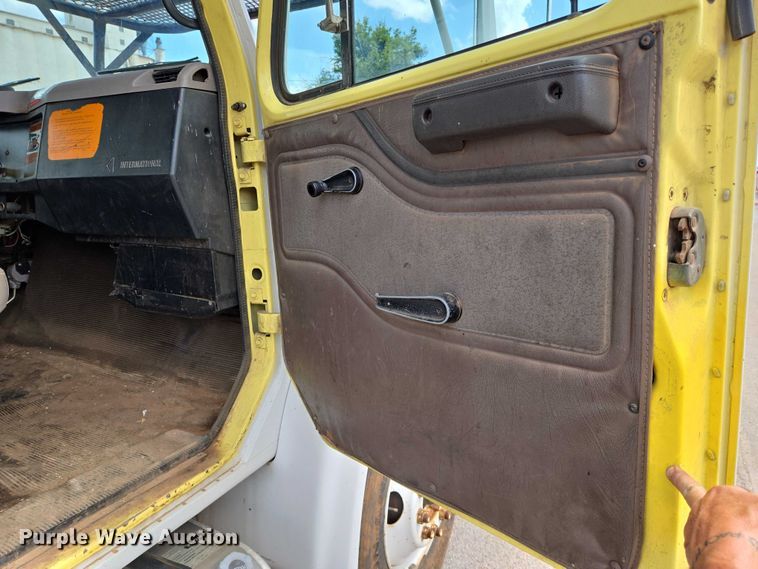 image for item EN8116 1998 International  4700 forestry bucket truck