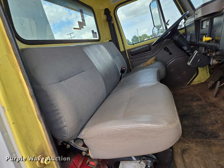 image for item EN8116 1998 International  4700 forestry bucket truck