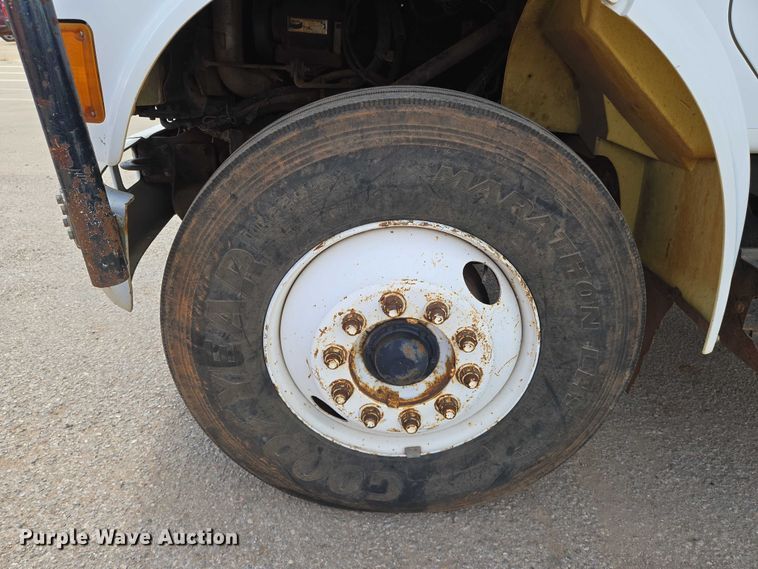 image for item EN8116 1998 International  4700 forestry bucket truck