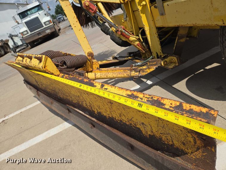 image for item EN8118 2008 Superior Broom DT80CT broom