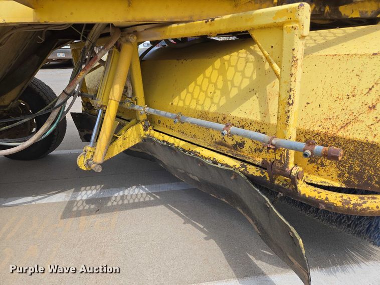 image for item EN8118 2008 Superior Broom DT80CT broom