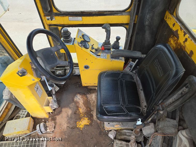 image for item EN8118 2008 Superior Broom DT80CT broom