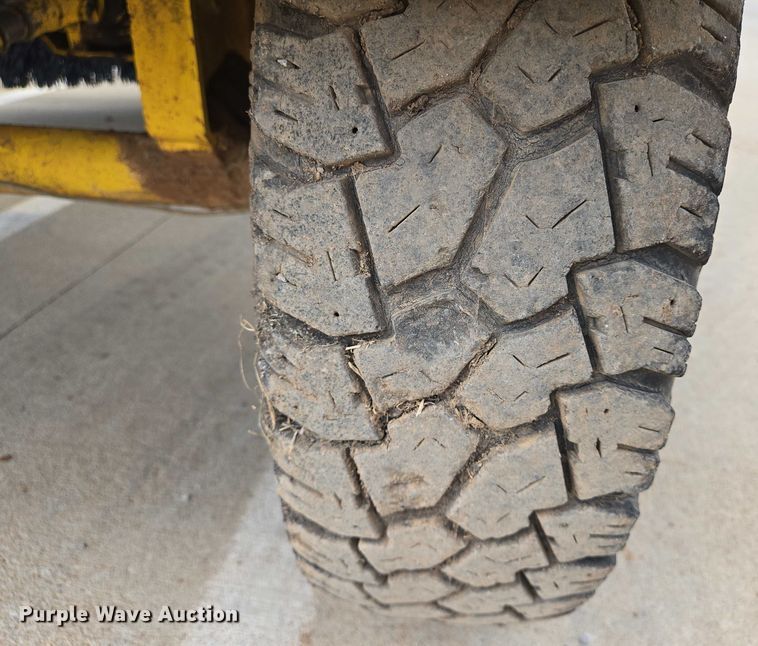 image for item EN8118 2008 Superior Broom DT80CT broom