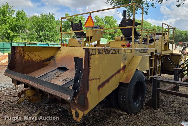 image for item EN8119 2001 Rosco SPRHH chip spreader