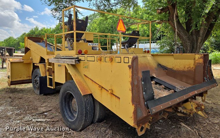 image for item EN8119 2001 Rosco SPRHH chip spreader