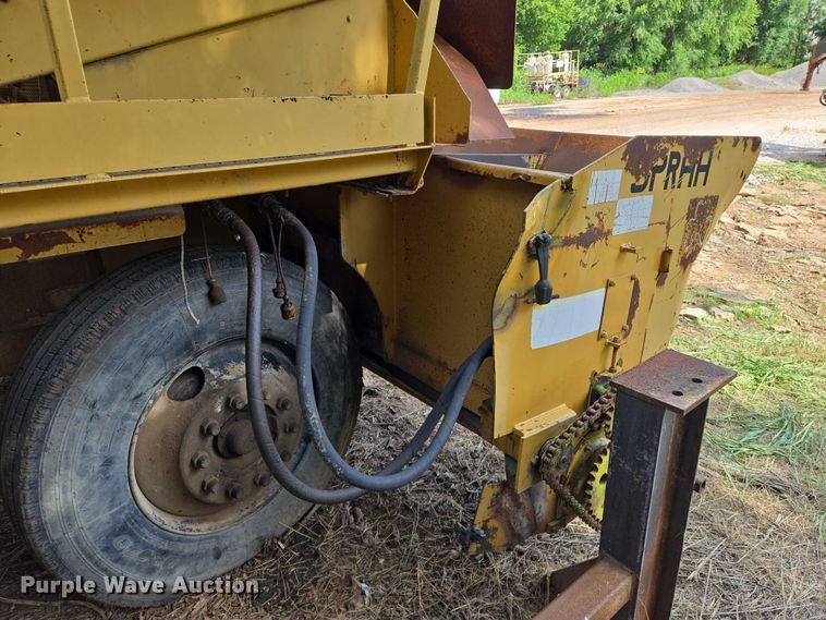 image for item EN8119 2001 Rosco SPRHH chip spreader