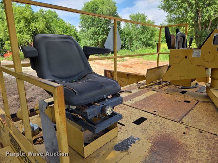 image for item EN8119 2001 Rosco SPRHH chip spreader