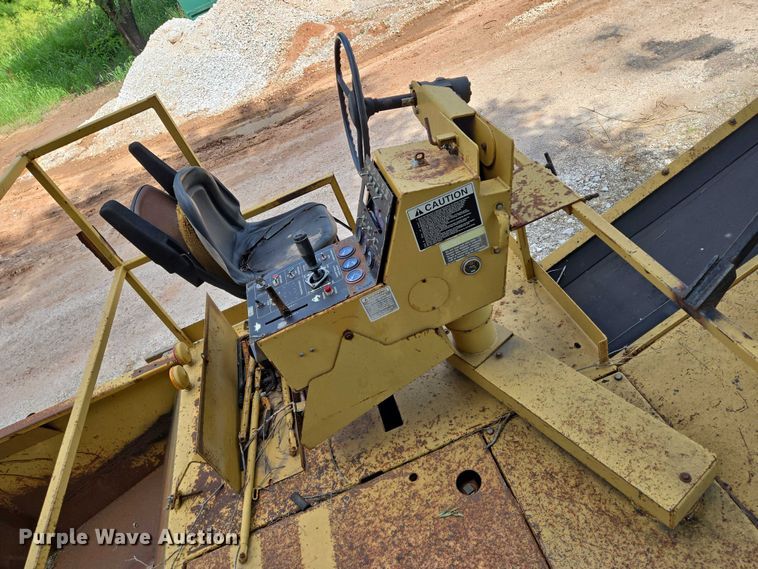 image for item EN8119 2001 Rosco SPRHH chip spreader