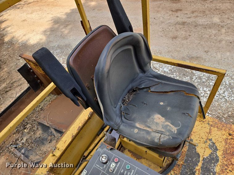 image for item EN8119 2001 Rosco SPRHH chip spreader