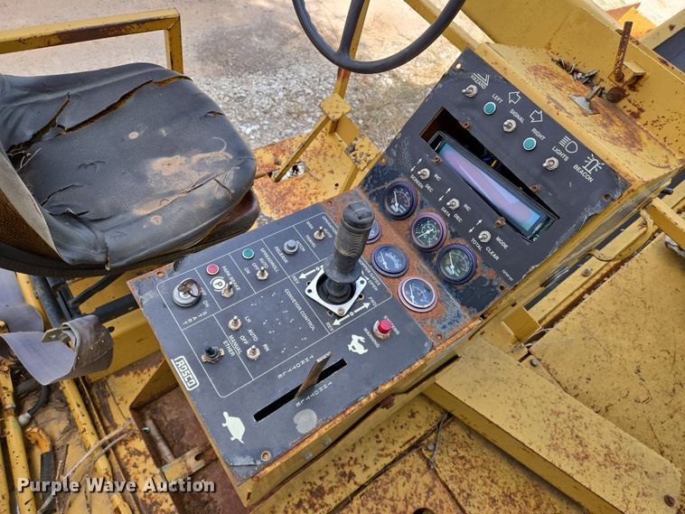 image for item EN8119 2001 Rosco SPRHH chip spreader