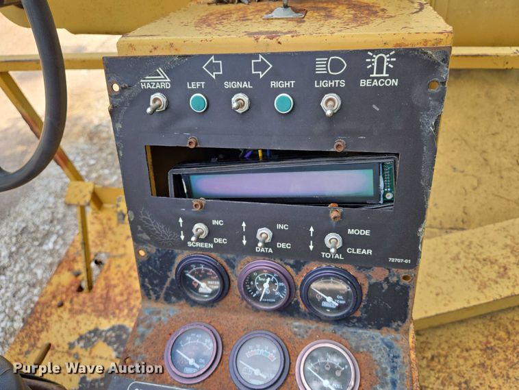 image for item EN8119 2001 Rosco SPRHH chip spreader