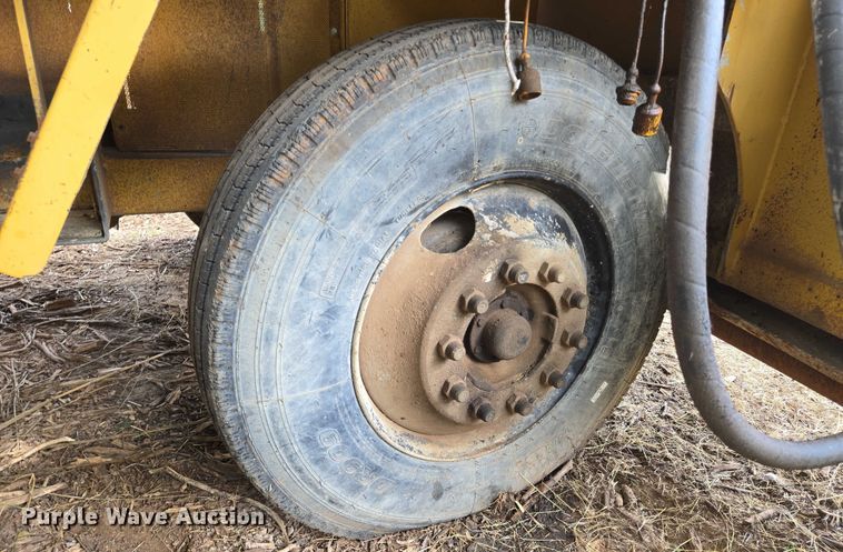 image for item EN8119 2001 Rosco SPRHH chip spreader