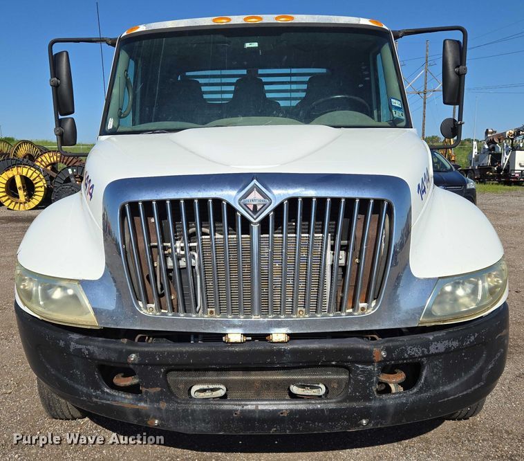 image for item EN8160 2003 International  4200  flatbed truck