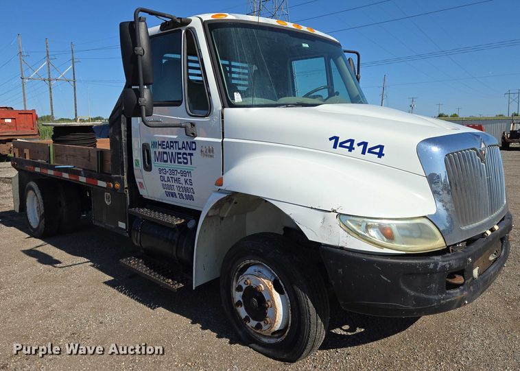 image for item EN8160 2003 International  4200  flatbed truck