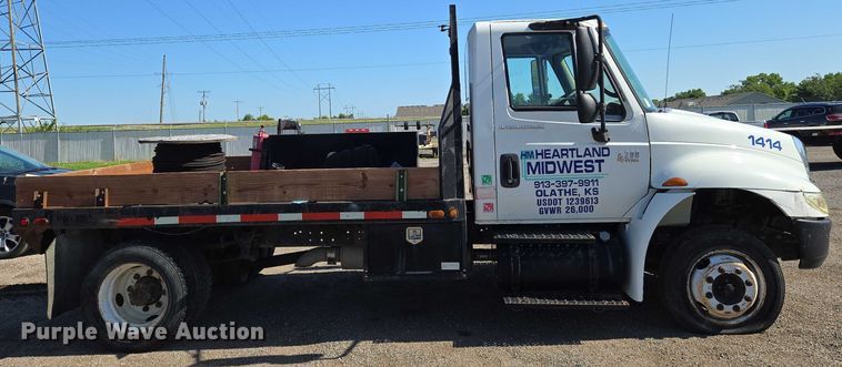 image for item EN8160 2003 International  4200  flatbed truck