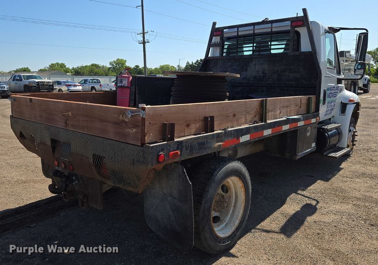 image for item EN8160 2003 International  4200  flatbed truck