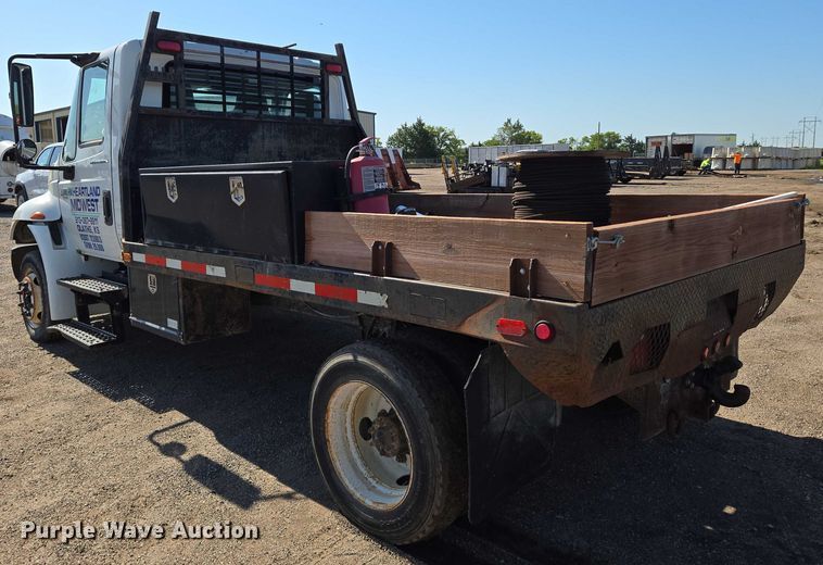 image for item EN8160 2003 International  4200  flatbed truck