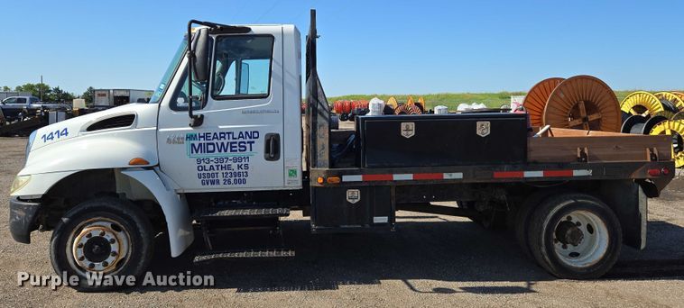 image for item EN8160 2003 International  4200  flatbed truck