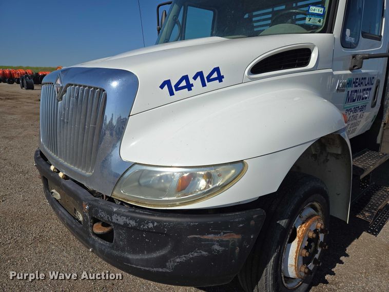 image for item EN8160 2003 International  4200  flatbed truck