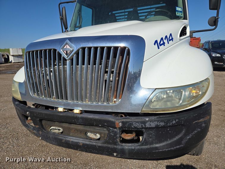 image for item EN8160 2003 International  4200  flatbed truck