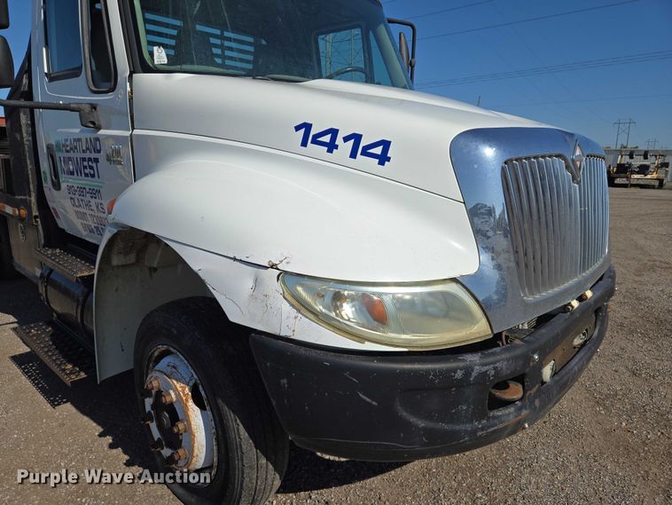 image for item EN8160 2003 International  4200  flatbed truck