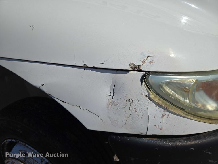 image for item EN8160 2003 International  4200  flatbed truck