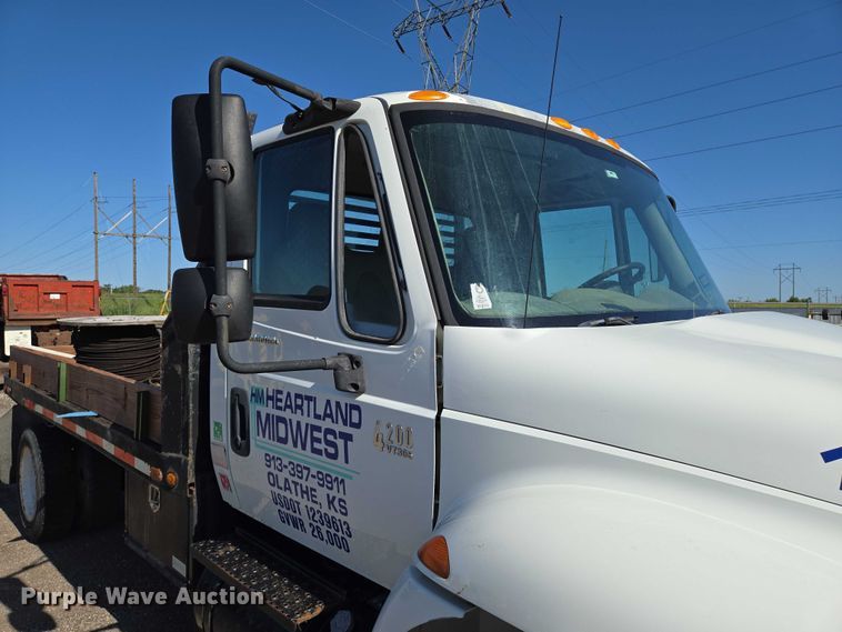 image for item EN8160 2003 International  4200  flatbed truck