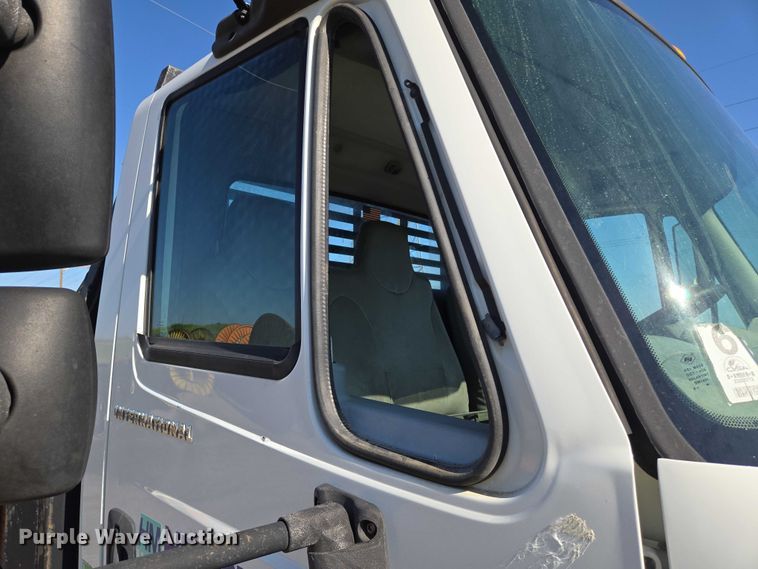 image for item EN8160 2003 International  4200  flatbed truck