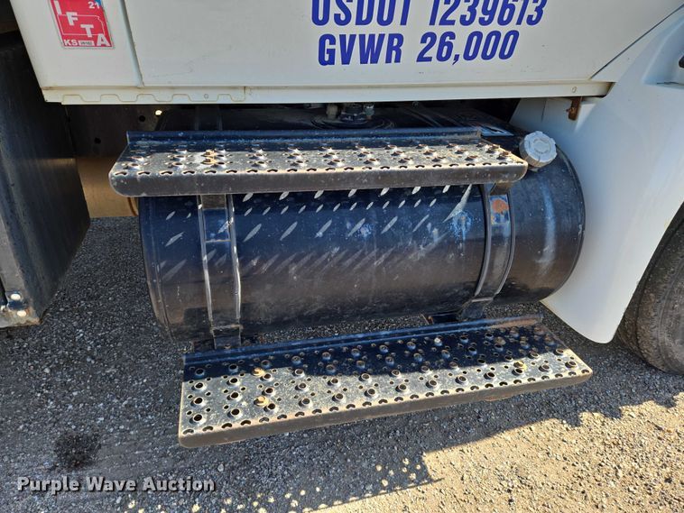 image for item EN8160 2003 International  4200  flatbed truck