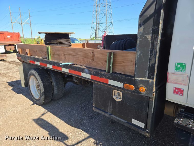 image for item EN8160 2003 International  4200  flatbed truck