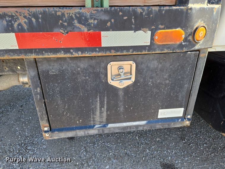 image for item EN8160 2003 International  4200  flatbed truck