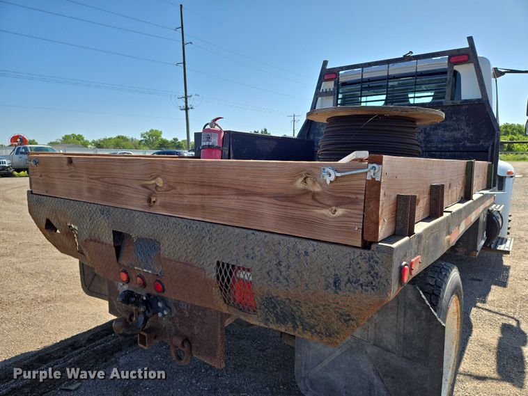 image for item EN8160 2003 International  4200  flatbed truck